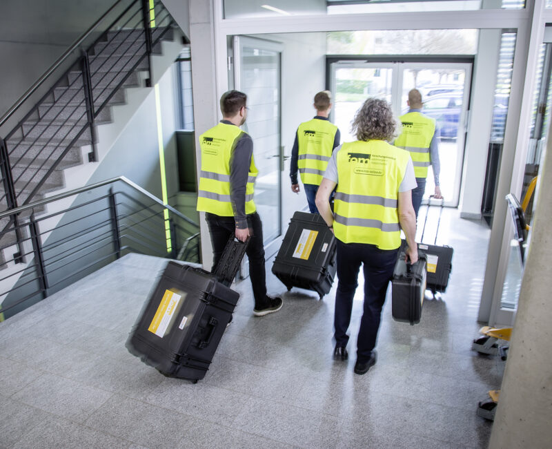 Prüfteam der fem-SMS mit Messkoffern im Einsatz