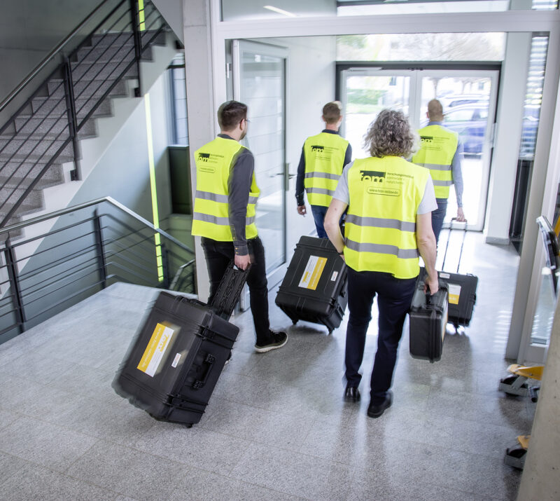 Prüfteam der fem-SMS mit Messkoffern im Einsatz