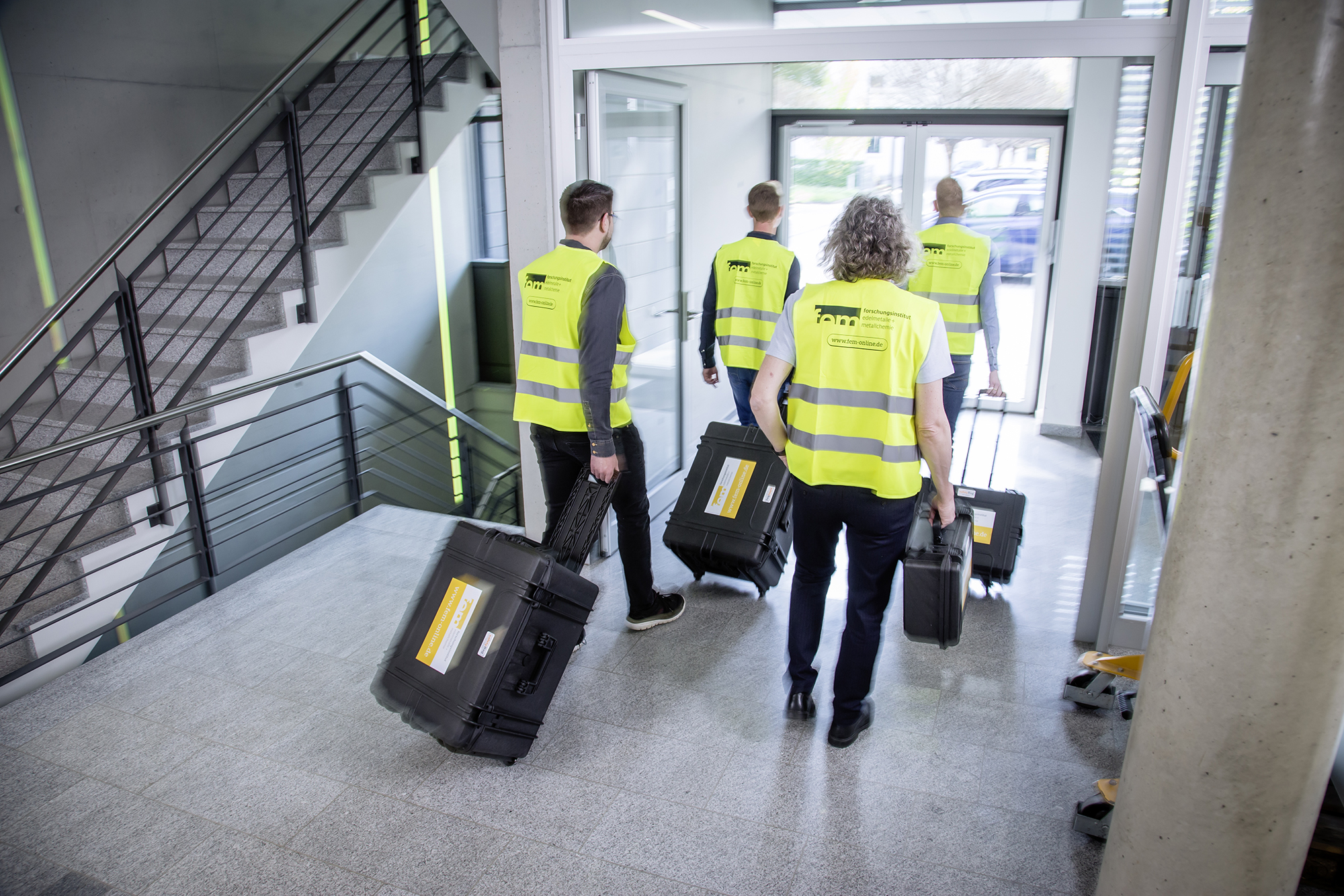Prüfteam der fem-SMS mit Messkoffern im Einsatz