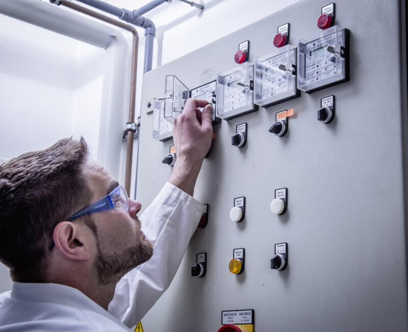 Techniker an der Steuerung einer Prüfanlage