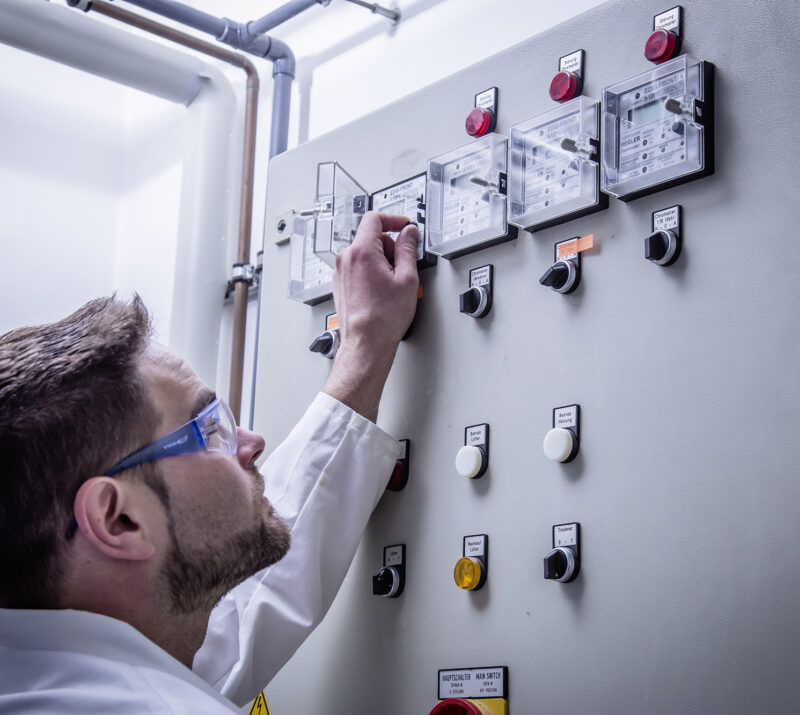 Techniker an der Steuerung einer Prüfanlage