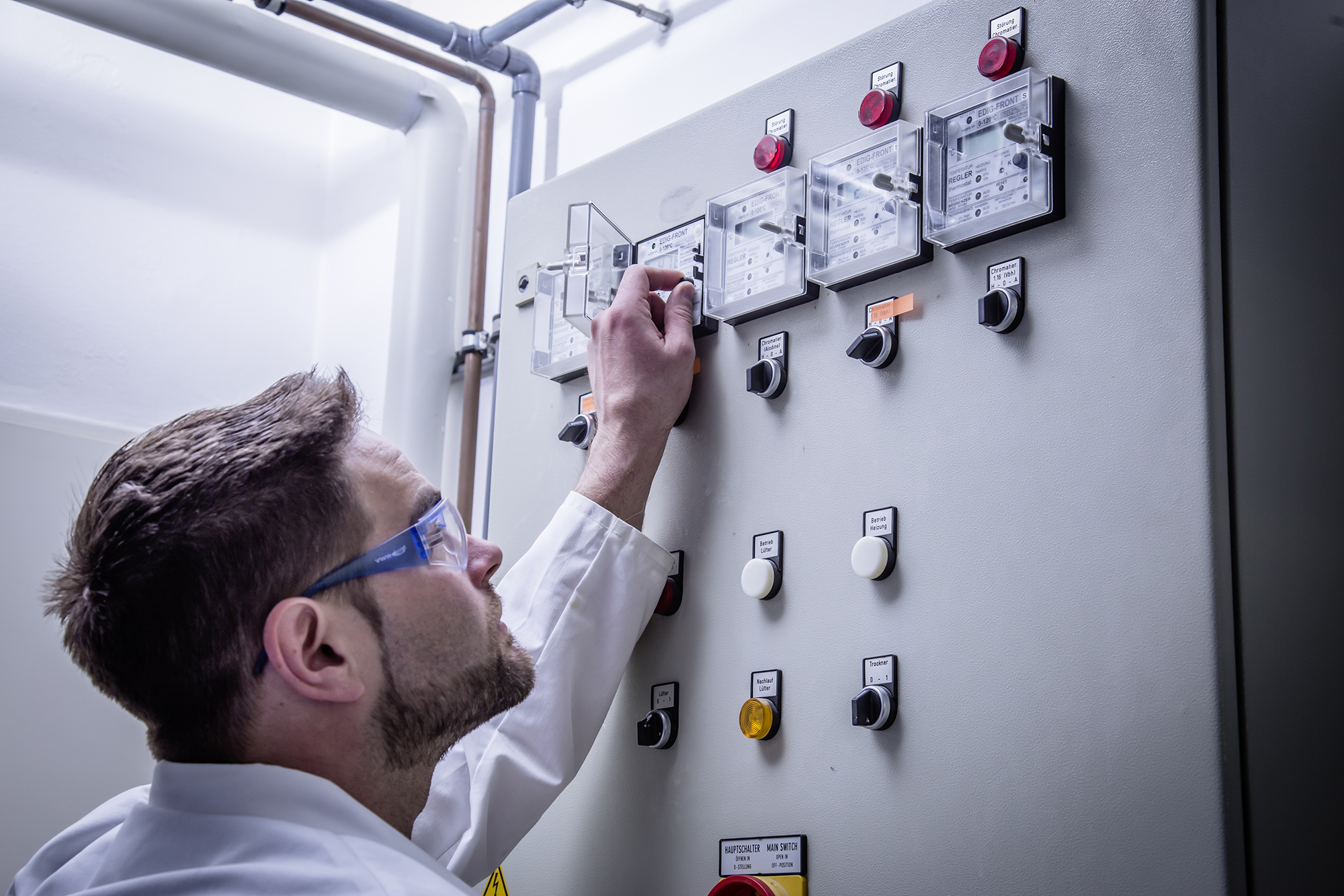 Techniker an der Steuerung einer Prüfanlage